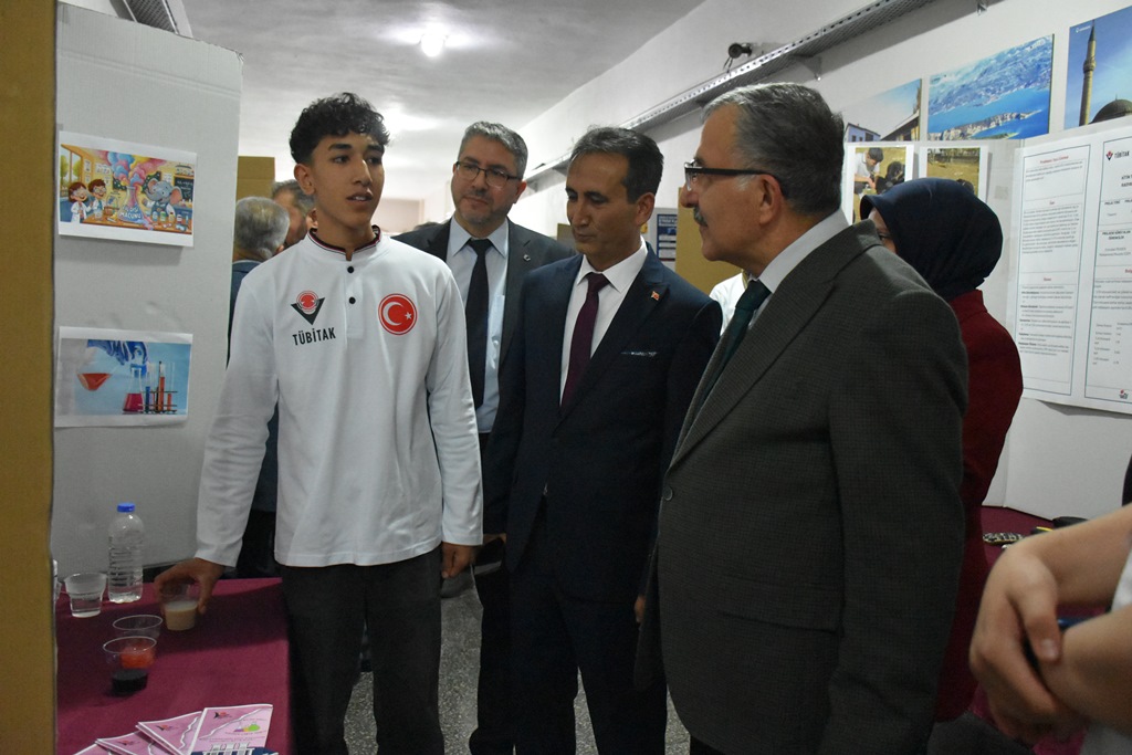 memkaraman's tweet photo. 4006 TÜBİTAK Bilim Fuarı'nda 15 Özgün Proje Sergilendi

Millî Eğitim Bakanlığı ile TÜBİTAK iş birliğinde yürütülen 4006 TÜBİTAK Bilim Fuarı Projesi kapsamında, Karaman Anadolu İmam Hatip Lisesi öğrencileri tarafından hazırlanan projeler düzenlenen sergiyle ziyaretçilerin beğenisine sunuldu.

Haber 👉https://t.co/4LmerOep18

@tcmeb @Tubitak @meb_dinogretimi @KaramanValiligi @KaramanArge
