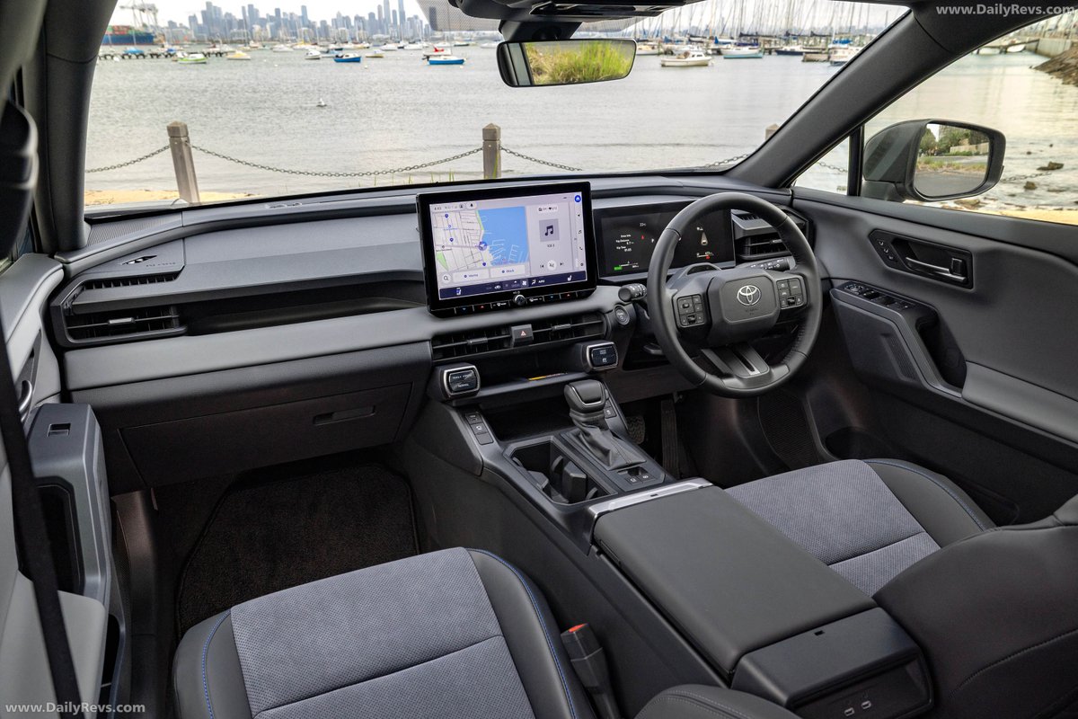 dailyrevs's tweet photo. 2026 Toyota RAV4 XSE | DailyRevs
RAV4 XSE sits above Edge with 20-inch wheels and two-tone styling.
Hybrid system delivers 143 kW with improved efficiency.
New Arene software platform enhances infotainment and safety.
#toyotaaustralia #RAV4 #XSE #dailyrevs https://t.co/sFFFwaKatI