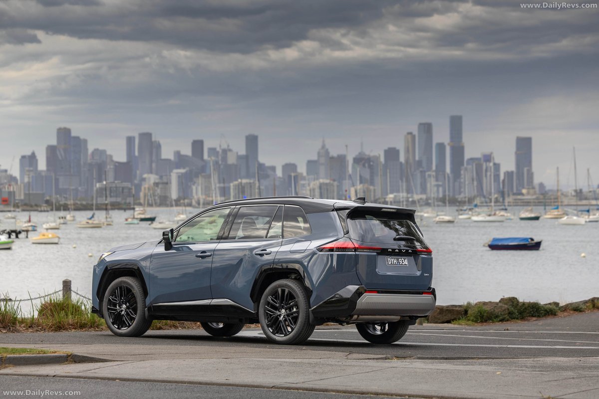 dailyrevs's tweet photo. 2026 Toyota RAV4 XSE | DailyRevs
RAV4 XSE sits above Edge with 20-inch wheels and two-tone styling.
Hybrid system delivers 143 kW with improved efficiency.
New Arene software platform enhances infotainment and safety.
#toyotaaustralia #RAV4 #XSE #dailyrevs https://t.co/sFFFwaKatI