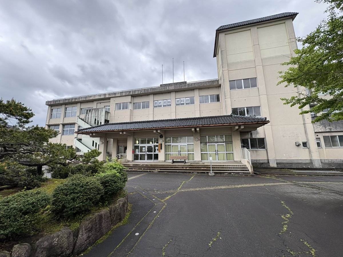 seiro1616's tweet photo. 阿賀野市　歴史民俗資料館
元は小学校だったところに発掘資料や、過去の偉人の資料等々が展示されています。
太丘焼というものが非常に織部焼チックで目が入ってしまいました。すでに窯はないですが、明治時代は陶器の飾りが凝ってるとこが多くて(横浜だと真葛焼)、先人の技術に感嘆するのでした。 https://t.co/ZIO7lp52tG