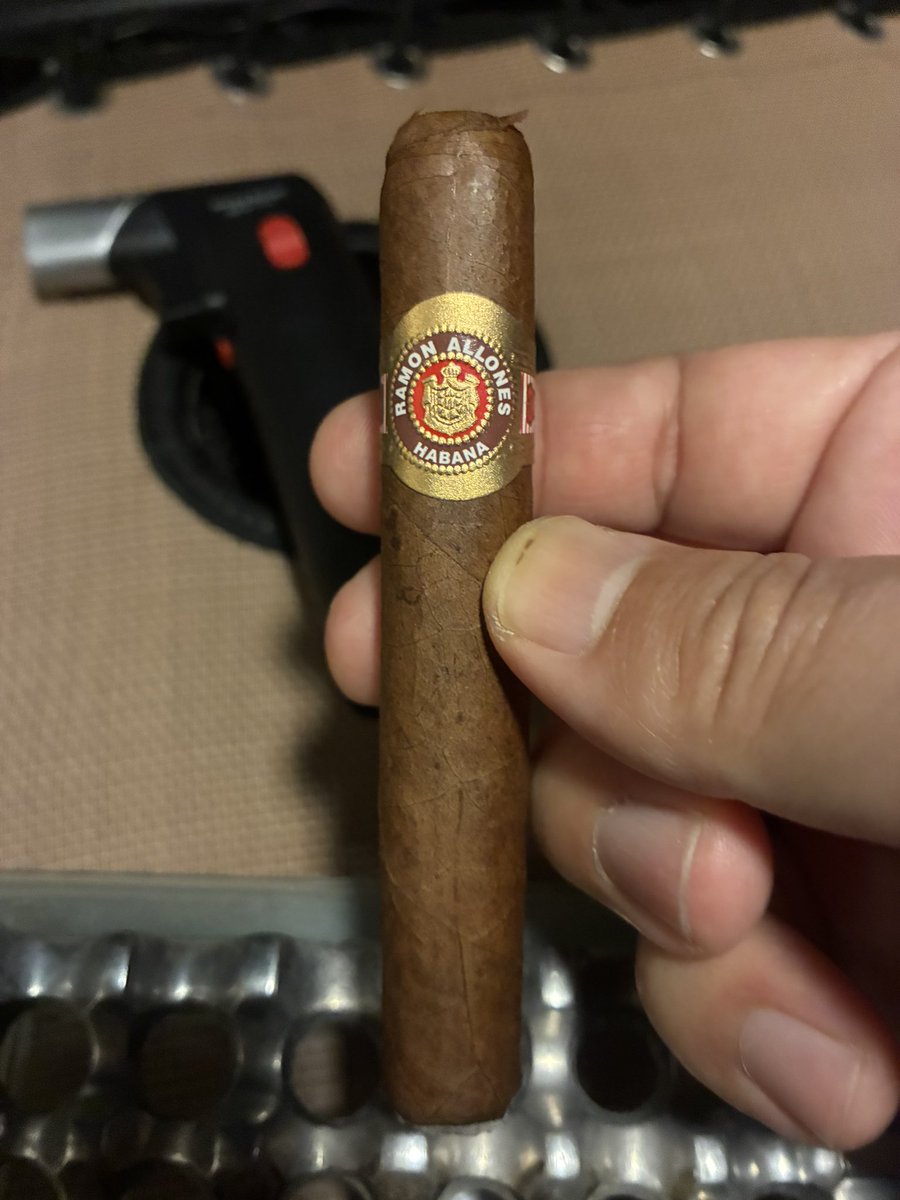 Smokecigarman's tweet photo. 火を付けた瞬間から勝利が確定👍
スモールクラブコロナスは朝吸えば爽やかな葉巻で夜吸うとスパイス強めの男らしい葉巻になる
どの場面でもうまい
#葉巻 #cigar #LCDH #RAMONALLONES https://t.co/Yh96asjm5Y