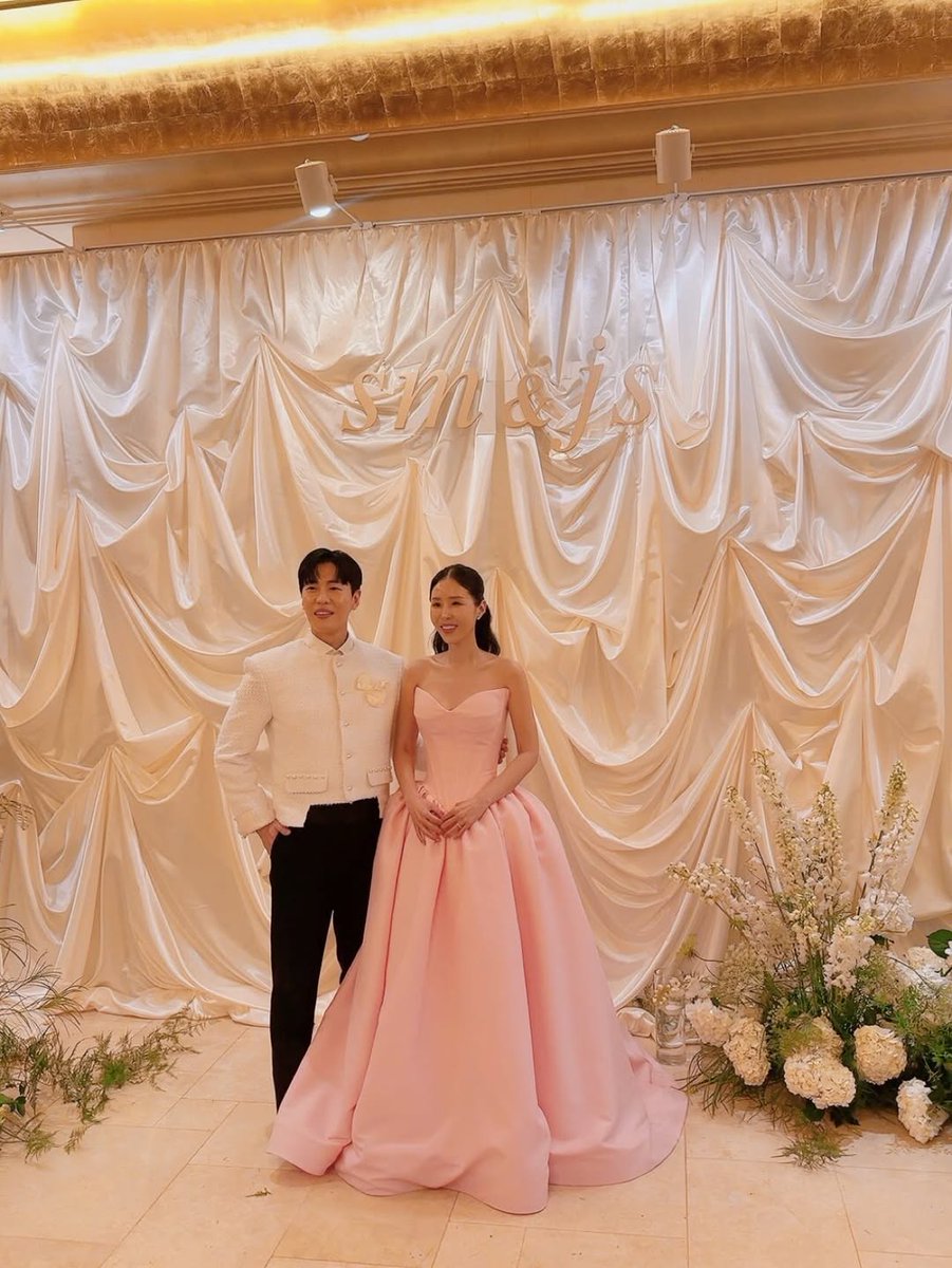 revistakoreain's tweet photo. #Shinji (#Koyote) compartilha fotos de cerimônia de casamento com o cantor #MoonOne.
A festa contou com a presença de familiares e amigos, incluindo #Ailee, #MoonSeYoon, #BaekJiYoung e os colegas de grupo #KimJongMin e #BbaekGa.
cr: Soompi https://t.co/d0l0HEnxkf