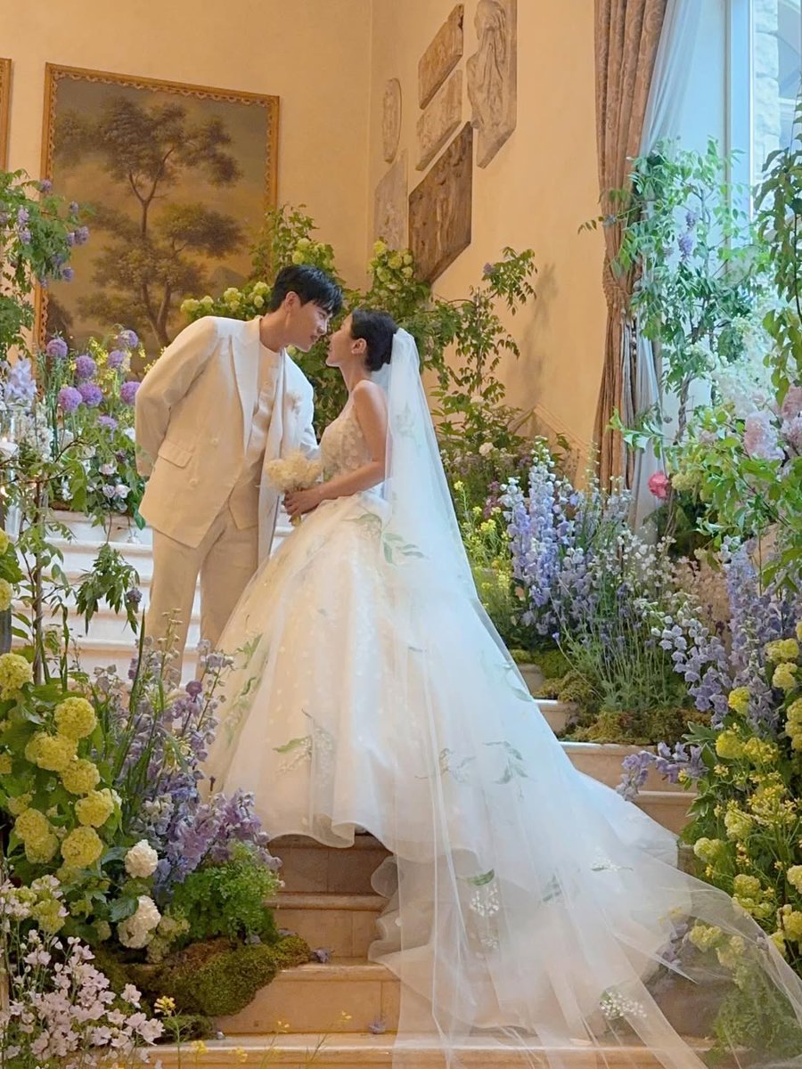 revistakoreain's tweet photo. #Shinji (#Koyote) compartilha fotos de cerimônia de casamento com o cantor #MoonOne.
A festa contou com a presença de familiares e amigos, incluindo #Ailee, #MoonSeYoon, #BaekJiYoung e os colegas de grupo #KimJongMin e #BbaekGa.
cr: Soompi https://t.co/d0l0HEnxkf
