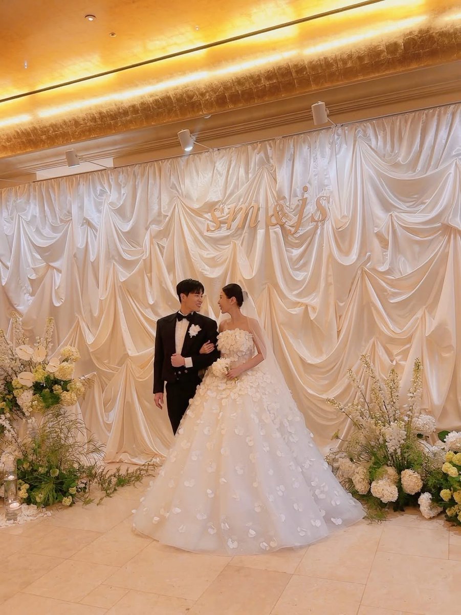 revistakoreain's tweet photo. #Shinji (#Koyote) compartilha fotos de cerimônia de casamento com o cantor #MoonOne.
A festa contou com a presença de familiares e amigos, incluindo #Ailee, #MoonSeYoon, #BaekJiYoung e os colegas de grupo #KimJongMin e #BbaekGa.
cr: Soompi https://t.co/d0l0HEnxkf