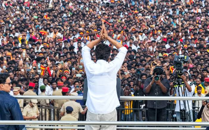 Santhos10596282's tweet photo. @TVKVijayHQ @actorvijay
Congratulations!!!

Makkal unga mela vachurukura alavukadandha anba kaatitanga... Bathiluku neenga unga kadamaya senja podhum!!!

Engala nambuninga... Enga kadamaya naanga senjutom. 

Ipo ungala namburom🙏kai vitradhinga!!!

#TVKVijay‌HQ #TVKVijay‌ #TVK‌ https://t.co/xKKXxdNvAZ