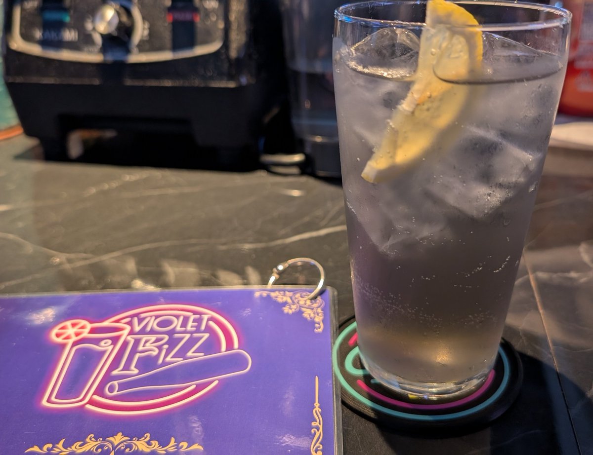 jajamaru_co's tweet photo. CICEROでVIOLET FIZZも飲んできた。シセロでVIOLET FiZZとコラボしてアキがVIOLET FIZZを作ってくれるという現実に感極まりちょっと涙。アルコール弱いのですが、折角だし飲みたくて度数伺ったら薄めで作ってくださいました！ https://t.co/6MqUmrjSIP