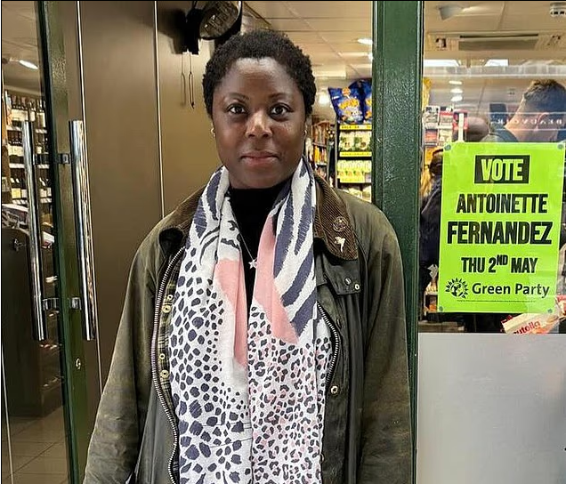 Der antiweiße Schuldkult ist vor allem ein Geschäftsmodell. Ein Beispiel aus GB: Antoinette Fernandez ist die „Reparationsbeauftragte“ der Grünen und fordert Milliardenentschädigungen von Großbritannien für den „Sklavenhandel“.

Wie jedoch die Daily Mail berichtet, ist die grüne