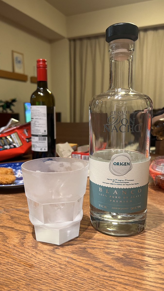 久しぶりに家のバカラ引っ張り出す
#Tequila #テキーラ #WhiteBearTequila