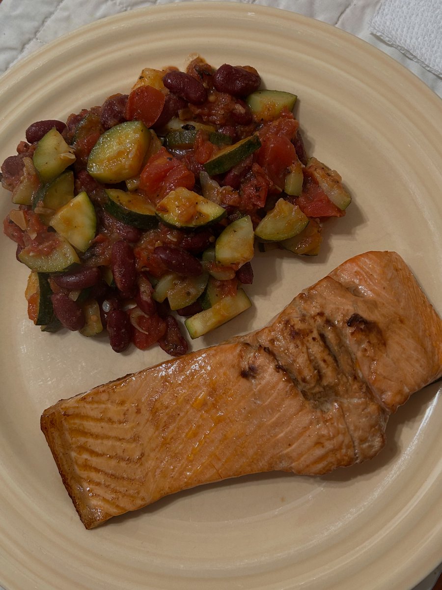 TDeMarco54's tweet image. Something different last night for dinner. Miso, soy sauce, and rice vinegar marinated salmon served with zucchini, red beans, and fire roasted tomatoes. #dinner #HealthyEats