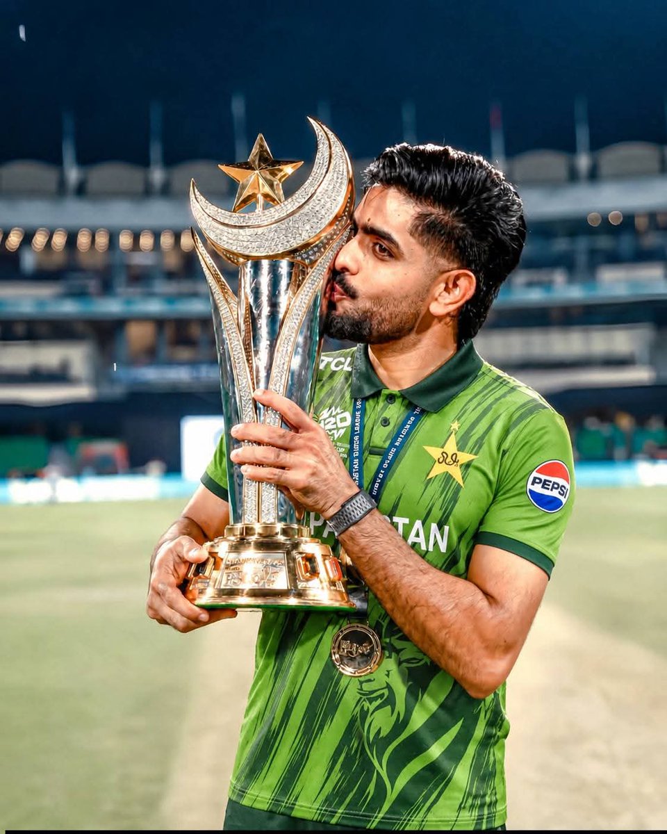 findurselfbro's tweet image. Babar bhai yellow shirt k sath toh trophy agai hai, green shirt k sath when? 🥹🇵🇰

#PSLFinal