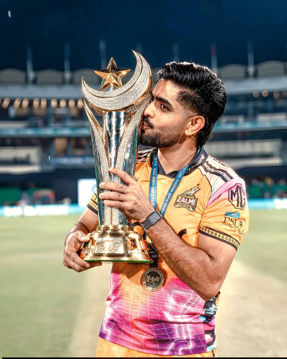 findurselfbro's tweet image. Babar bhai yellow shirt k sath toh trophy agai hai, green shirt k sath when? 🥹🇵🇰

#PSLFinal