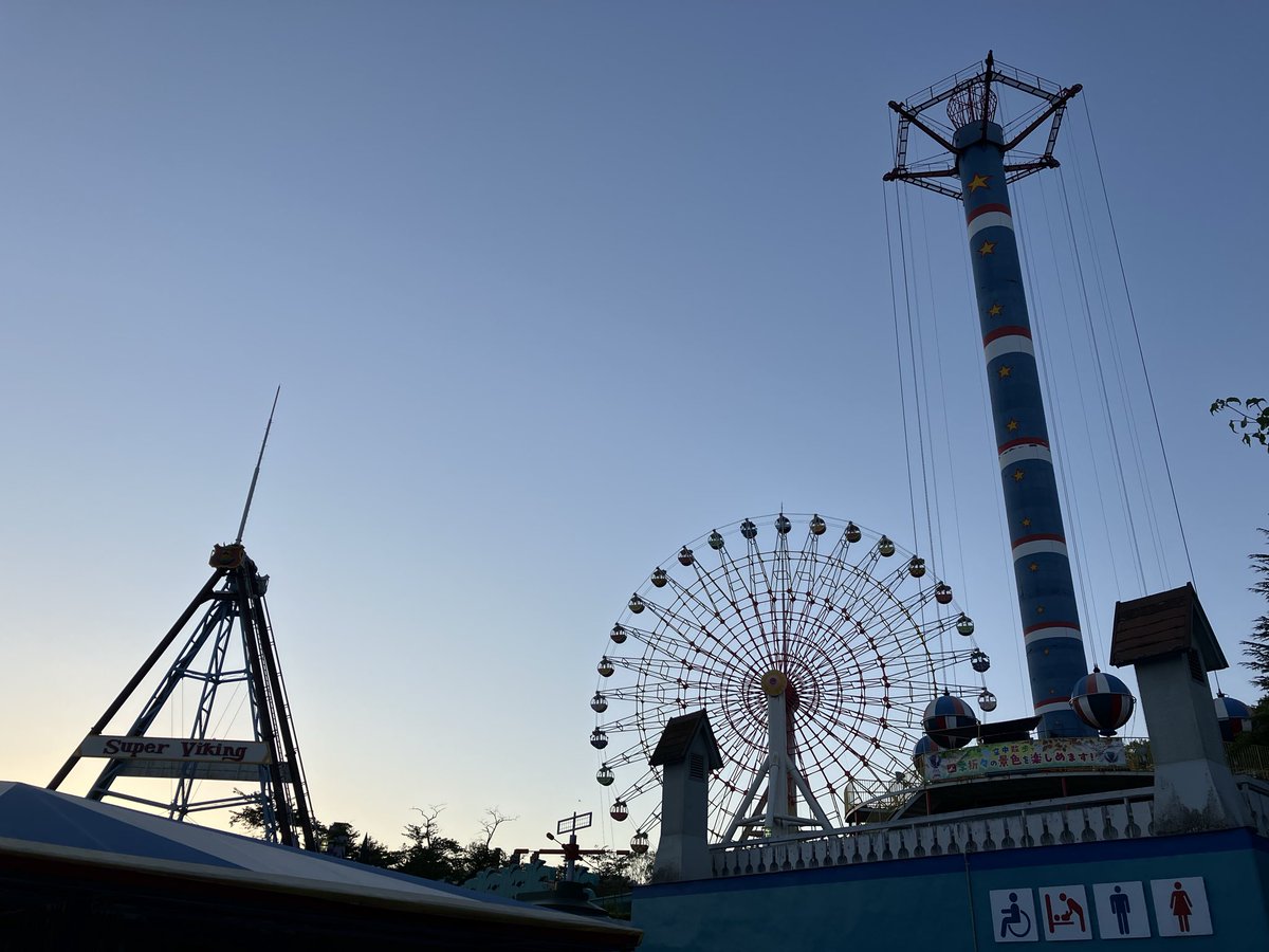 本日は家族と共に遊園地へ！🎠🎡🎢
昼下がりの時間帯からの入園にも関わらず、人がごった返していましたが存分に楽しめました✨
閉園間際の遊園地はノスタルジー感じますね☺️