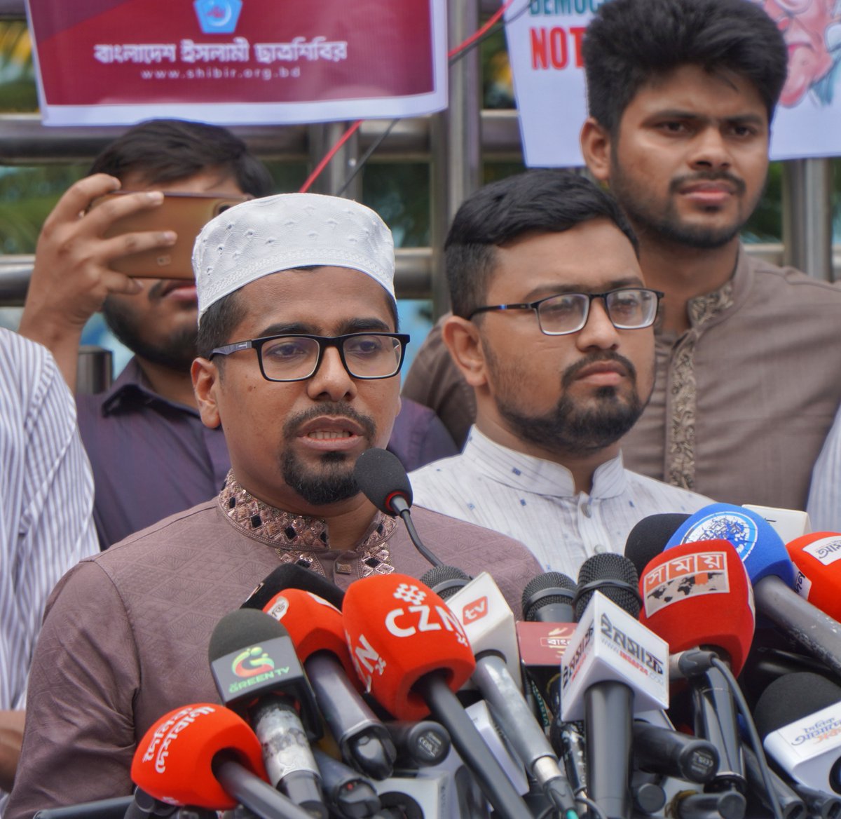 bd_public's tweet image. ২০১৩ সালের ৫ মে মতিঝিল শাপলা চত্বরে আওয়ামী সরকার কর্তৃক সংঘটিত গণহ*ত্যার বিচারের দাবিতে মানববন্ধন কর্মসূচি পালন করেছে বাংলাদেশ ইসলামী ছাত্রশিবির, ঢাকা মহানগর দক্ষিণ। 

#ShaplaMassacre #5May2013 #Dhaka #bangladesh