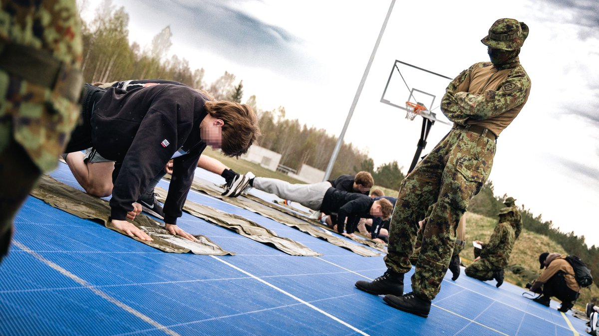 Kaitsevagi's tweet photo. Selection tests for future conscripts of the Estonian Special Operations Forces. 🇪🇪
📷 Rasmus Allik
#ESTSOF #Kaitsevägi #EDF #Estonia #Military #NATO #WeAreNATO #StrongerTogether https://t.co/RU02DYLail