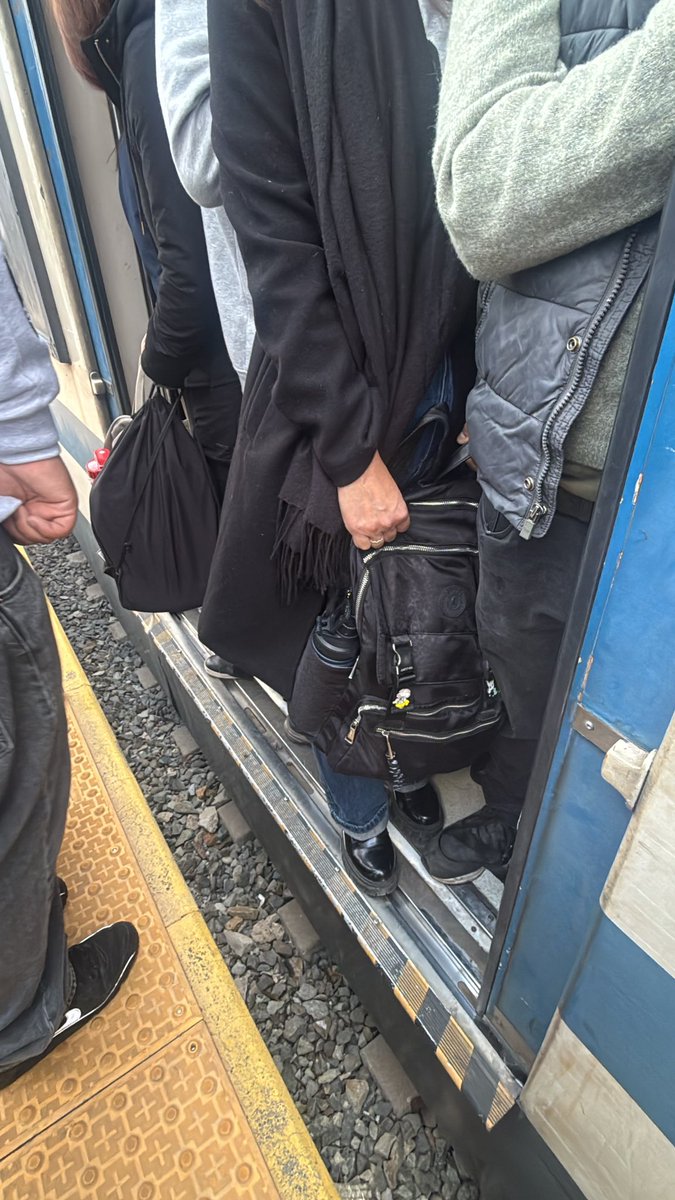 Monserr90593929's tweet photo. @EFE_Rancagua @seunieBeomie PODRIAN DICEN😂 el tren de las 7:15 esta pegado en buin y dicen podrian mentirosos culiaos https://t.co/SeOfRgii1k