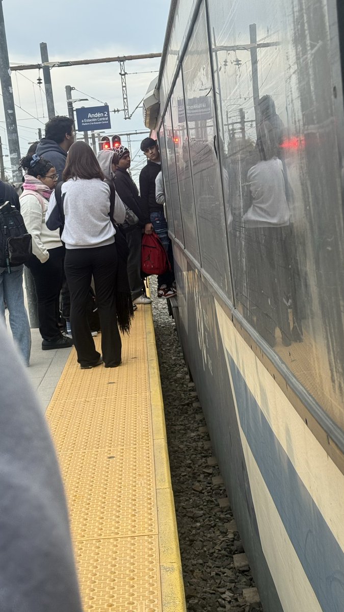 Monserr90593929's tweet photo. @EFE_Rancagua @seunieBeomie PODRIAN DICEN😂 el tren de las 7:15 esta pegado en buin y dicen podrian mentirosos culiaos https://t.co/SeOfRgii1k