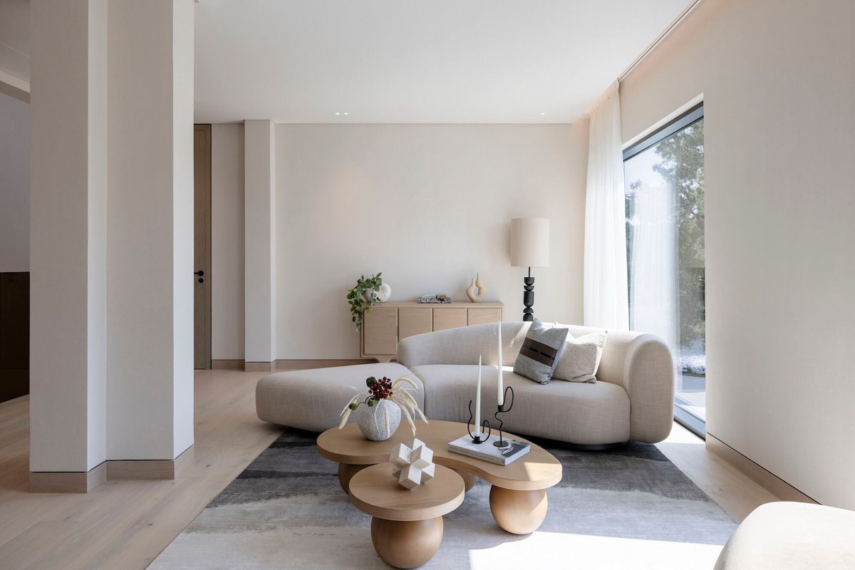 Archello's tweet photo. NOA reworks a villa in Zurich through precise material edits—exposed concrete, oak parquet, glass blocks, and layered textiles—enhancing light, acoustics, and comfort. 
https://t.co/jrRS7v0aCB 

#MaterialPalette #AdaptiveInteriors #DesignMethod https://t.co/6Bk9SSUbkj
