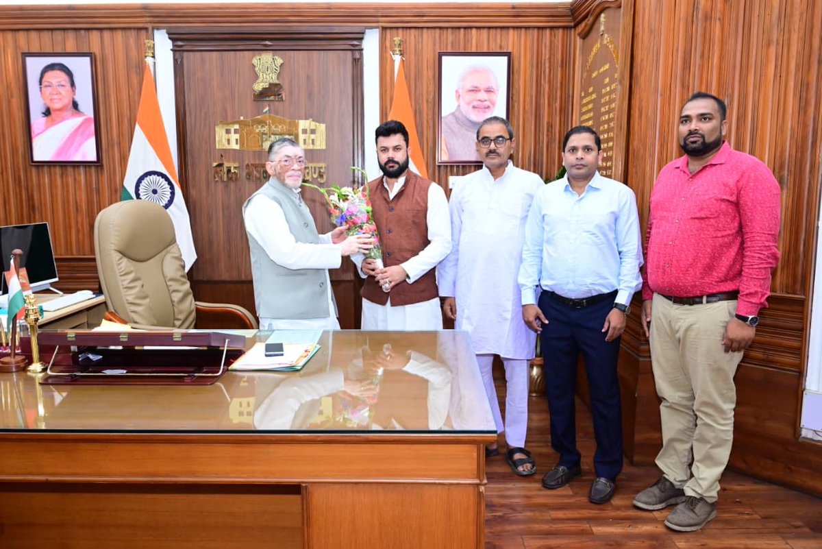 ajsupartyjh's tweet photo. चतरा में एयर एंबुलेंस दुर्घटना के पीड़ितों के लिए न्याय की मांग को लेकर डॉ पार्थ पारितोष के नेतृत्व में आजसू पार्टी चिकित्सा प्रकोष्ठ के प्रतिनिधिमंडल द्वारा महामहिम राज्यपाल संतोष गंगवार से मुलाक��त ज्ञापन सौं��ा गया और पूर्व में दिए गए आश्वासन के अनुपालन के लिए पहल करने का अनुरोध किया गया।

महामहिम राज्यपाल महोदय ने आश्वस्त किया कि उक्त ज्ञापन को मुख्यमंत्री तथा राज्य सरकार तक अतिशीघ्र अग्रसारित किया जाएगा, ताकि इस गंभीर एवं संवेदनशील मामले में शीघ्र आवश्यक कार्रवाई सुनिश्चित हो सके।

प्रतिनिधिमंडल ने इस पूरे प्रकरण में स्पष्टता, जवाबदेही एवं त्वरित कार्रवाई की मांग करते हुए निष्पक्ष जांच, ��ोषियों पर कड़ी कार्रवाई तथा पीड़ित परिवारों को शीघ्र न्याय एवं उचित मुआवजा उपलब्ध कराने की मांग दोहराई।

इस अवसर पर प्रतिनिधिमंडल में डॉ. अरुण कुमार, डी.पी. मिश्रा, स्वर्गीय डॉ. विकास गुप्ता के पिता श्री बजरंगी प्रसाद एवं उनके भाई श्री सुभाष गुप्ता भी शामिल थे।