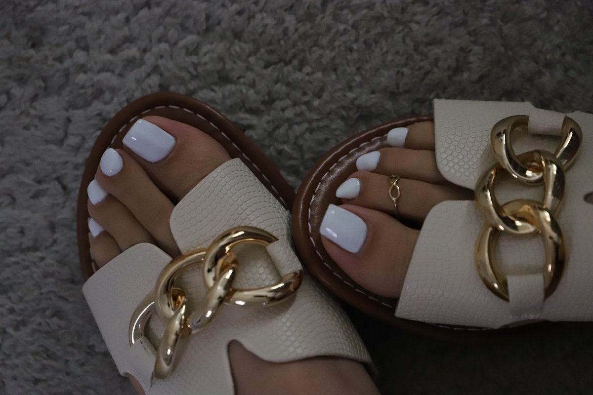Feet__Queen_'s tweet photo. Every step, every wiggle, every tease feels impossible to ignore 😏
Careful… staring too long might become your new favorite habit.

#flipflops #feetfetısh #feetِ #feetworshi̇p #feet #femdom #findom #findomlife #feetslave https://t.co/c2OqoBEJPt