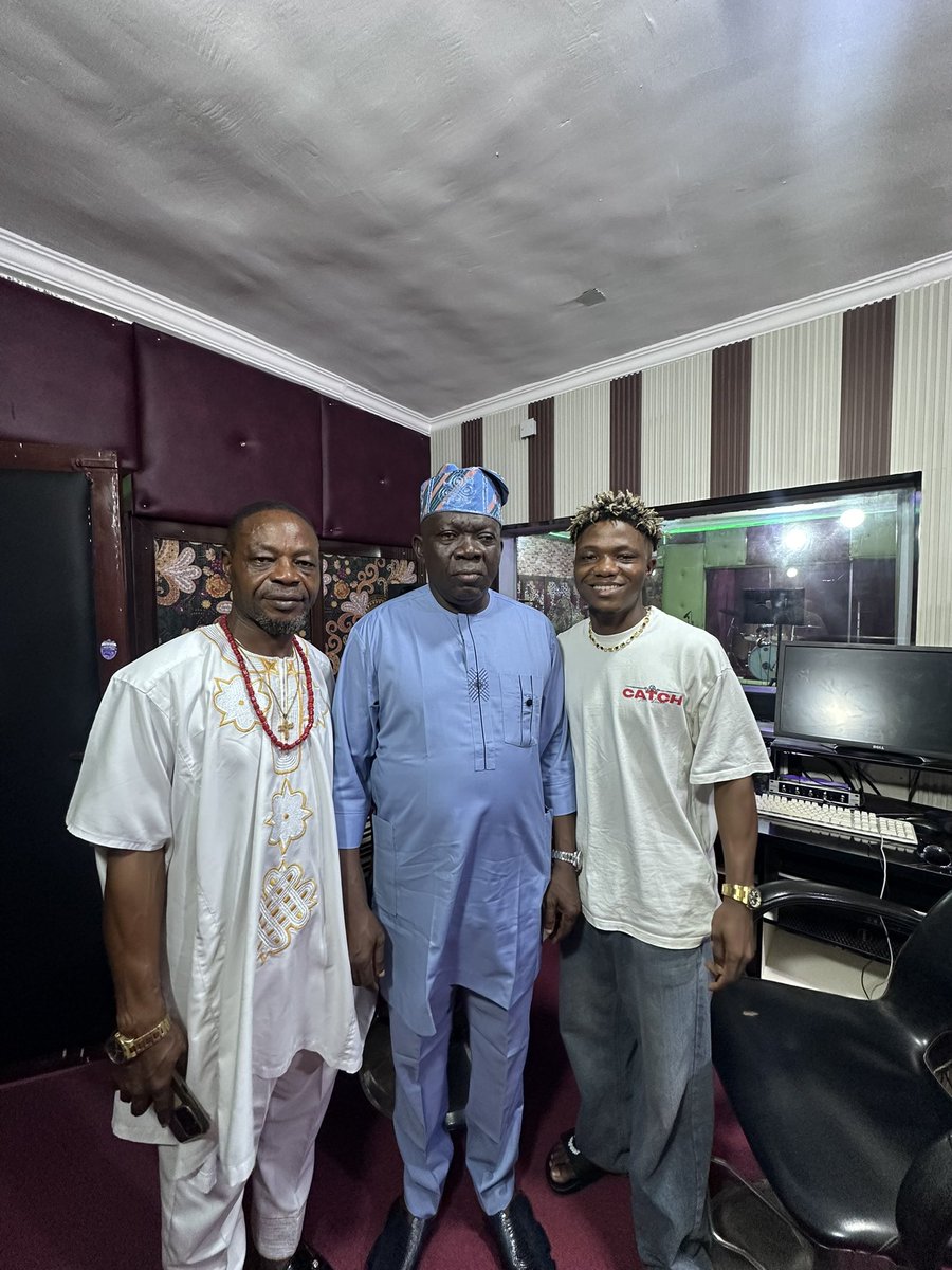 Today I visited the great Sir Musiliu Babatunde Haruna Ishola with my Dad ❤️ 

Obinrin OUT SOON! 🔥❤️