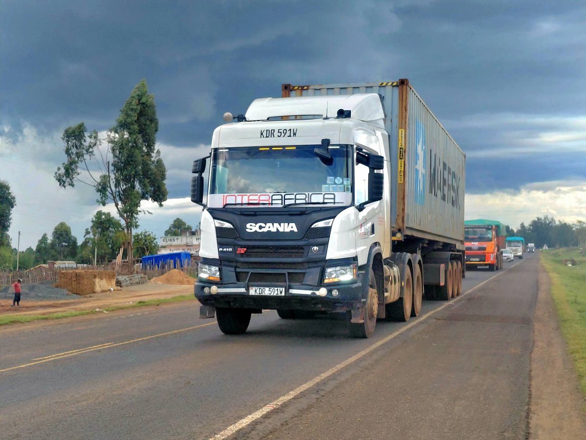 anj_116_'s tweet photo. Scania P410 XT vs SinoTruck Howo TX 430

✅️DC13 (13L)  Scania Inline-6 Euro V Engine vs MAN MC.11 (10.5L); Inline-6; Euro III Engine (D2066 MAN Engine) 
✅️410HP/2150Nm Torque vs 430HP/2100Nm Torque. https://t.co/TepziD4hlr