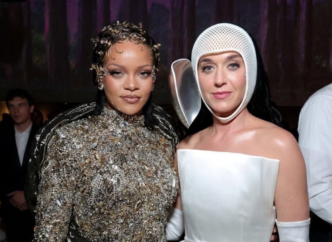 🚨 MÃES! Rihanna e Katy Perry, amigas a mais de 15 anos, juntinhas no Met Gala.
