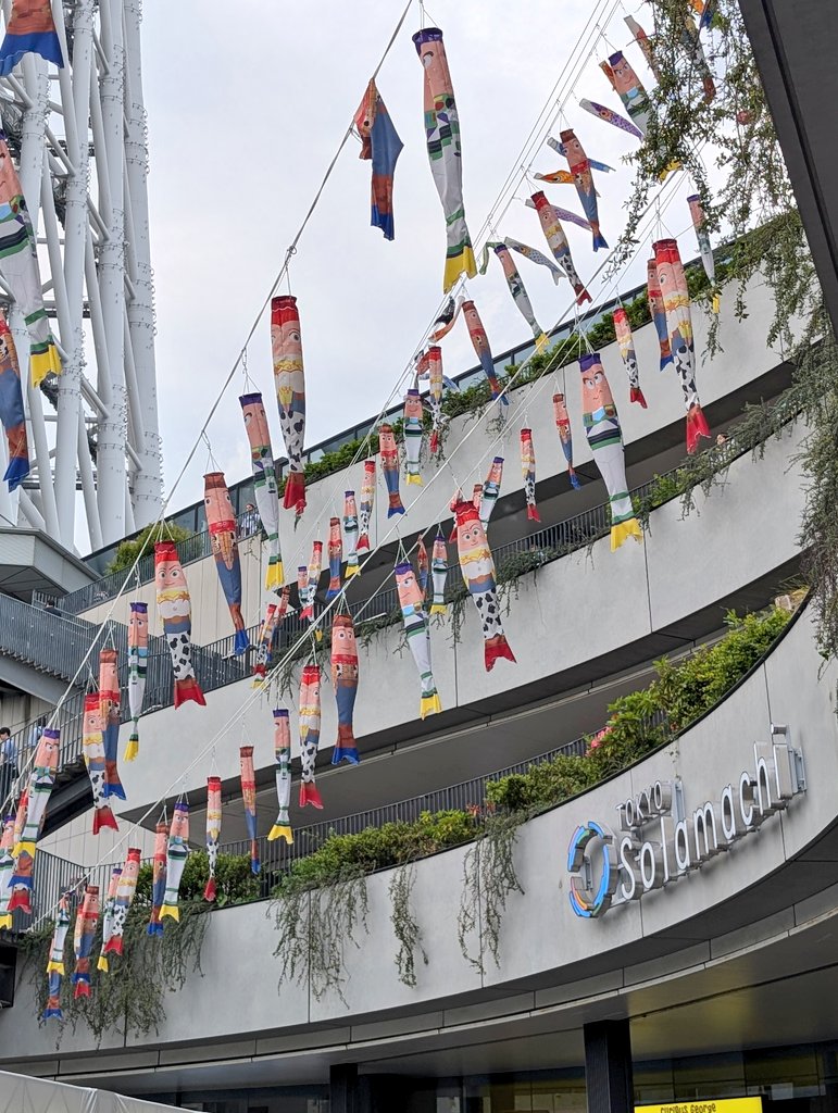 skytree634ch's tweet photo. 東京ソラマチにウッディ達トイ・ストーリーの仲間のこいのぼりが泳いでいました🎏
#こいのぼり 
#スカイツリー
#トイストーリー５ https://t.co/ITu29Va3EV
