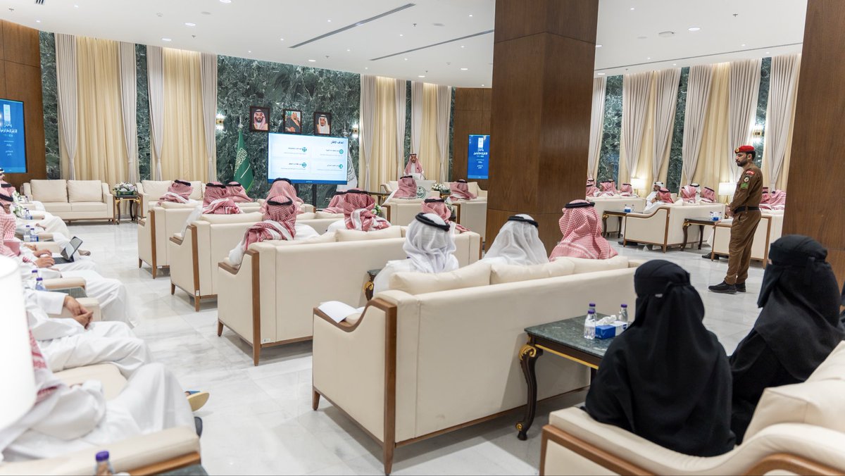 emara_hail's tweet photo. بحضور سعادة وكيل #إمارة_منطقة_حائل أ.علي بن سالم آل عامر أقامت الإدارة العامة للأمن السيبراني بإمارة المنطقة ورشة عمل بعنوان (الإطار الوطني لإدارة مخاطر الأمن السيبراني) قدمها م.صالح بن فهد الهواوي شارك فيها قيادات الإمارة ومديروا العموم والإدارات وأهل الأختصاص في برامج التقنية بالإمارة.