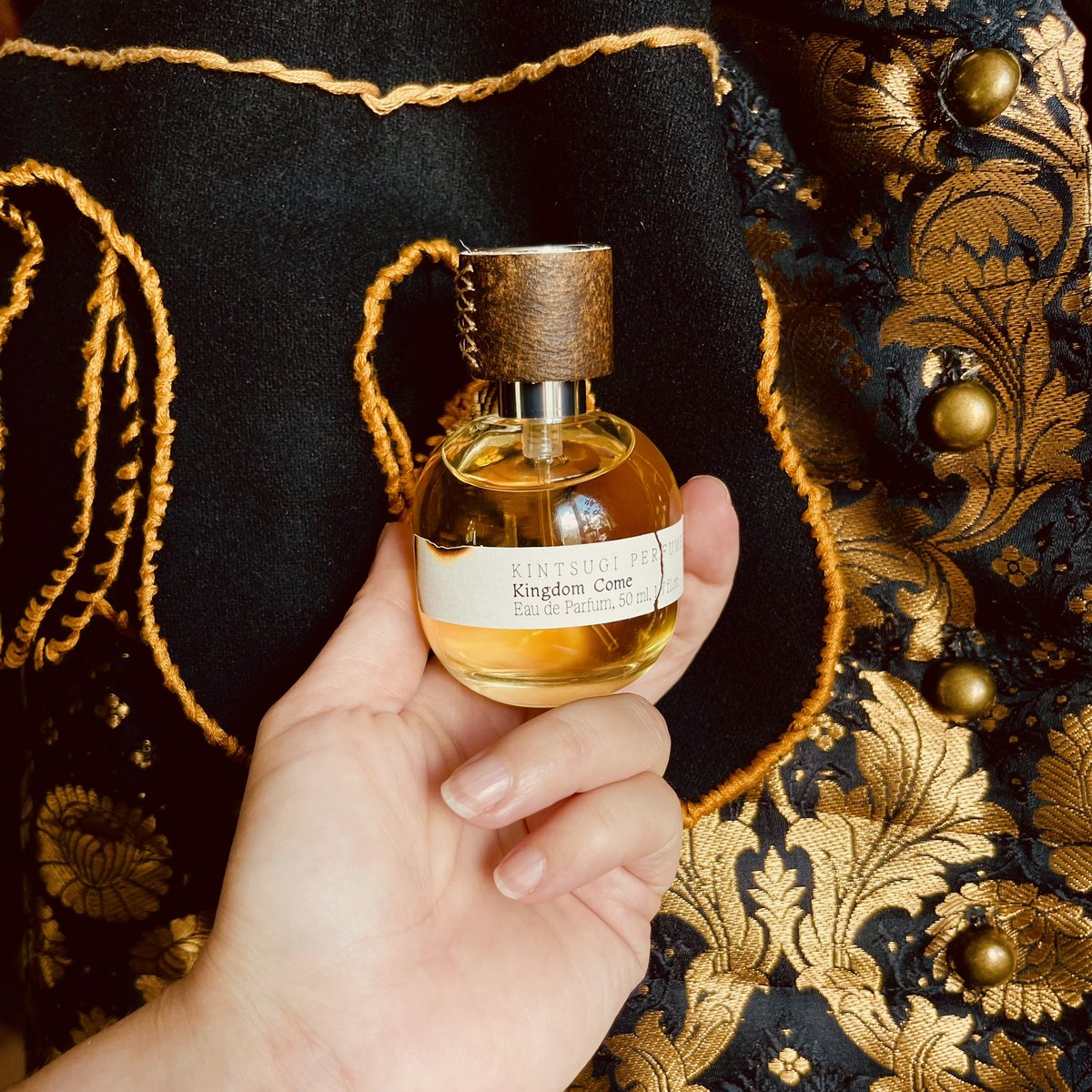LadyMirdan's tweet image. If you like the smell of leather, this is definitely the perfume for you 🖤
#kcd2 #perfume