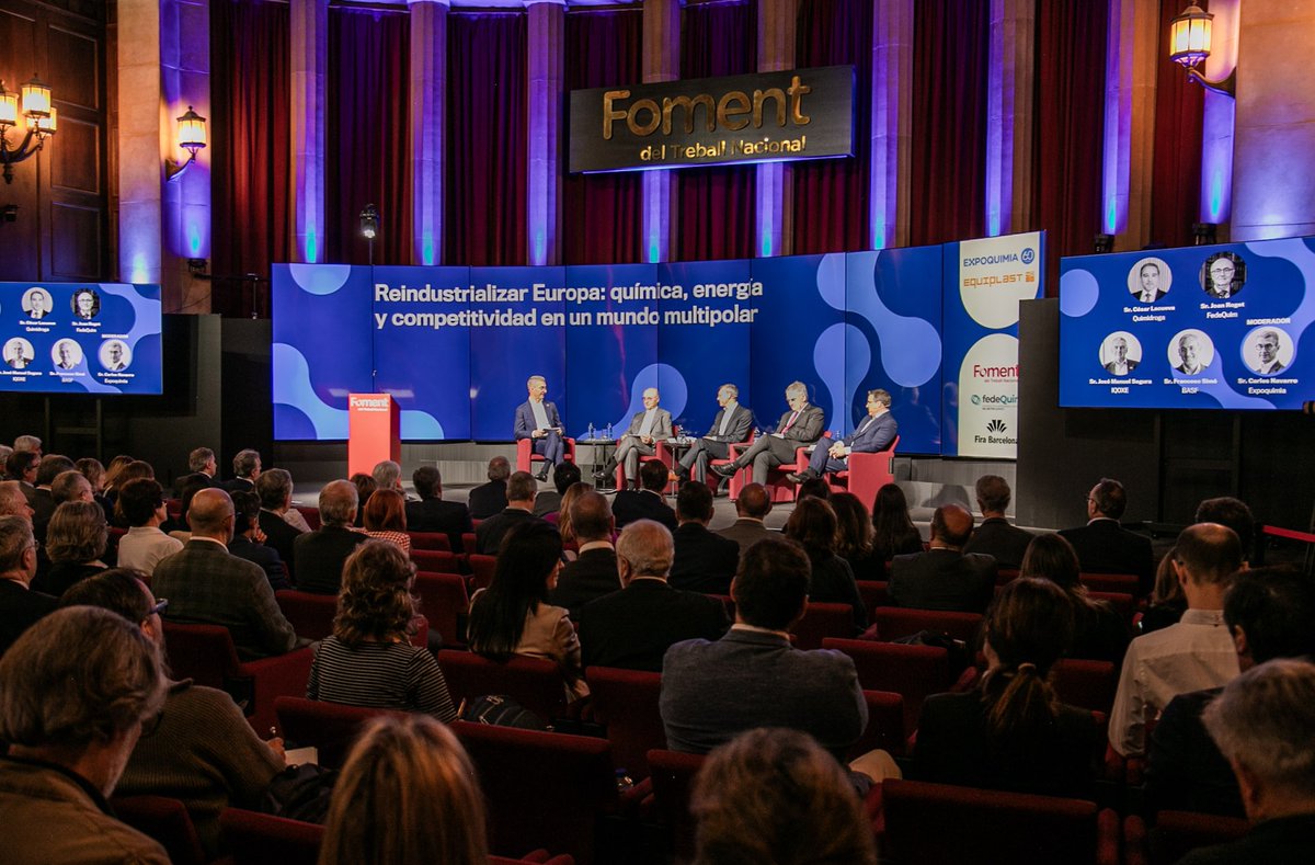 Fira_Barcelona's tweet photo. 🗣️ Constantí Serrallonga, director general de Fira de Barcelona, ha destacat els 60 anys d’@Expoquimia i el paper clau del sector químic en la reindustrialització d’Europa.
Ho ha fet avui durant l'acte amb representants sectorials i institucions.
@FomentTreball #FedeQuim https://t.co/Er2npvDWvx