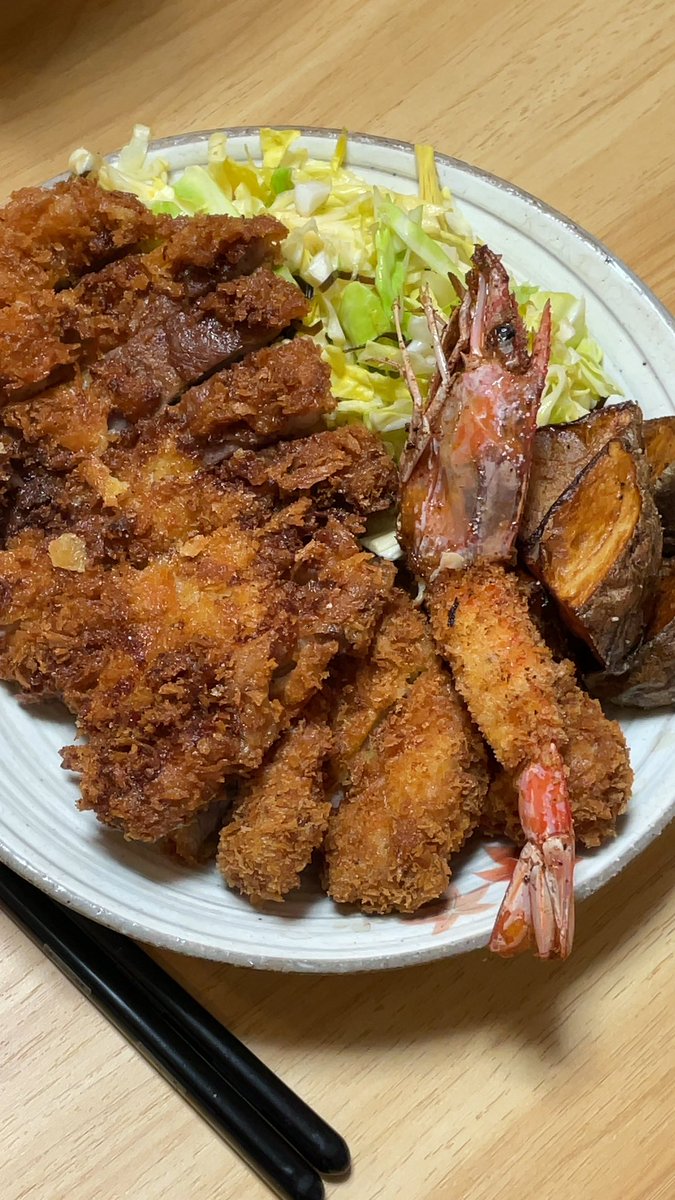baldhead168's tweet photo. 夜の男飯😎

うちは油好き？？？
豚カツと海老フライ🤤
下味に塩胡椒とにんにくをスリスリ！
これが美味し〜んです♪

実はお昼は日乃屋カレー秋田新国道店のカツカレーでした😁
昼夜カツです🙌

これもヨシ😆 https://t.co/gvEhQf2NHG