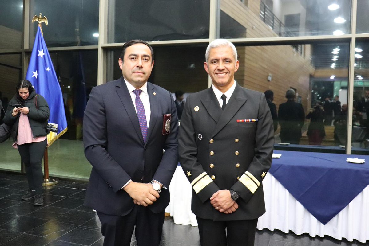 PDI_Magallanes's tweet photo. El jefe de la Región Policial, Prefecto Inspector Carlos Vásquez participó en la ceremonia de inauguración del Mes del Mar, realizada por la Tercera Zona Naval en el Centro Cultural de #PuntaArenas.  La instancia reunió a diversas autoridades civiles y militares, destacando la relevancia del mar para el desarrollo del país. 🌊