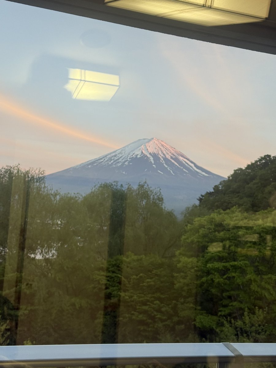 hakusanglee's tweet photo. 本日は新歓合宿1日目！！
新しく白グリの仲間になってくれたみんなと河口湖のセミナーハウスに来ています🧳

部屋から富士山が見えてうれし〜〜🗻✨
ファミコンの練習を終えて思い思いに夜を満喫しています、が 明日の朝ごはんは7時半ですよ 寝坊しないでね‼️‼️‼️‼️

 #春から東洋 https://t.co/14hoUN5bFq