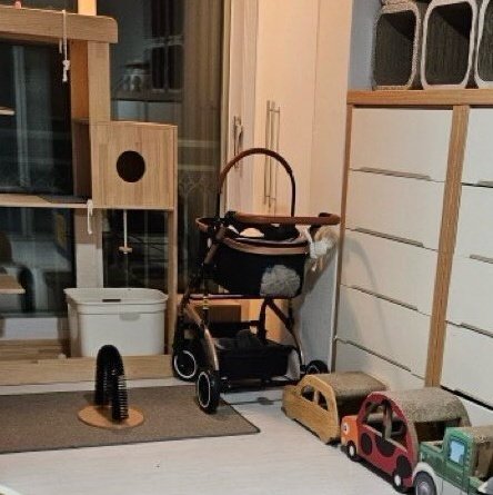 maniachan__'s tweet photo. Acaso ese cochecito que es como el de los bebés significa que los sacan a pasear ahí? Porque ya me imaginé a mnho y jsng sacando a pasear a los hijitos cuál pareja casada y creo que voy a llorar https://t.co/THPReuIWd8