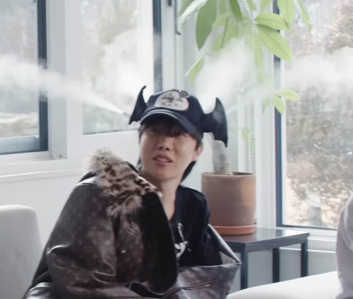im crying at the way it looks like the steam is coming out of hobi's hat