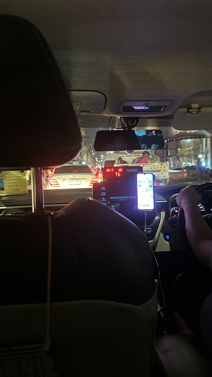 NantiBell13's tweet photo. เหงา...บนtaxi #rtxxdm https://t.co/pjAAZGNaLr