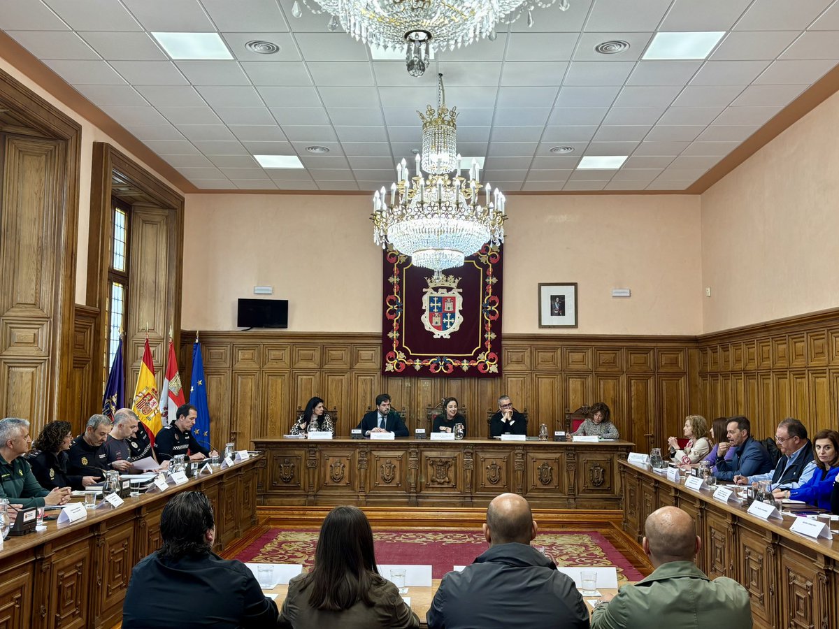 Palencia_Gob's tweet image. 🏛️ Junta Local de Seguridad para coordinar la ITA en Palencia.

📍 El subdelegado del Gobierno en Palencia ha copresidido junto con la alcaldesa, la Junta Local de Seguridad celebrada hoy en el @PalenciaAyto 

ℹ️ instagram.com/p/DX9Lfe1iKM5/…

#Palencia 
#ITA 
#Seguridad 
#Coordinación