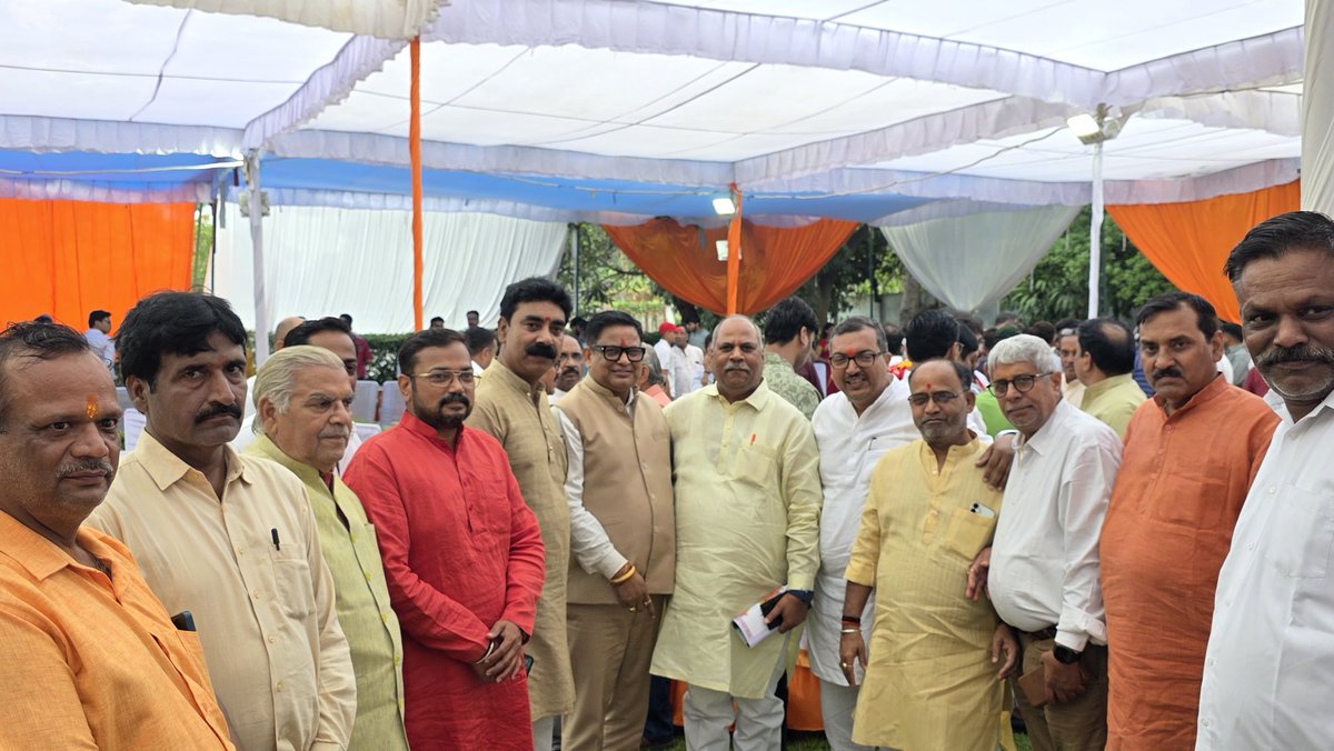 बड़े मंगल का दिन भला, गूंजे जय हनुमान।
संकट हरते पवनसुत, करते सबका कल्याण॥

आज लखनऊ में ज्येष्ठ माह के प्रथम मंगलवार  के शुभावसर पर मा० पूर्व उपमुख्यमंत्री एवं सांसद राज्यसभा डॉ० <a href="/drdineshbjp/">Dr Dinesh Sharma BJP</a> जी के आवास पर आयोजित "विशाल भंडारा"कार्यक्रम में सम्मिलित हुआ 

#जय_श्री_राम