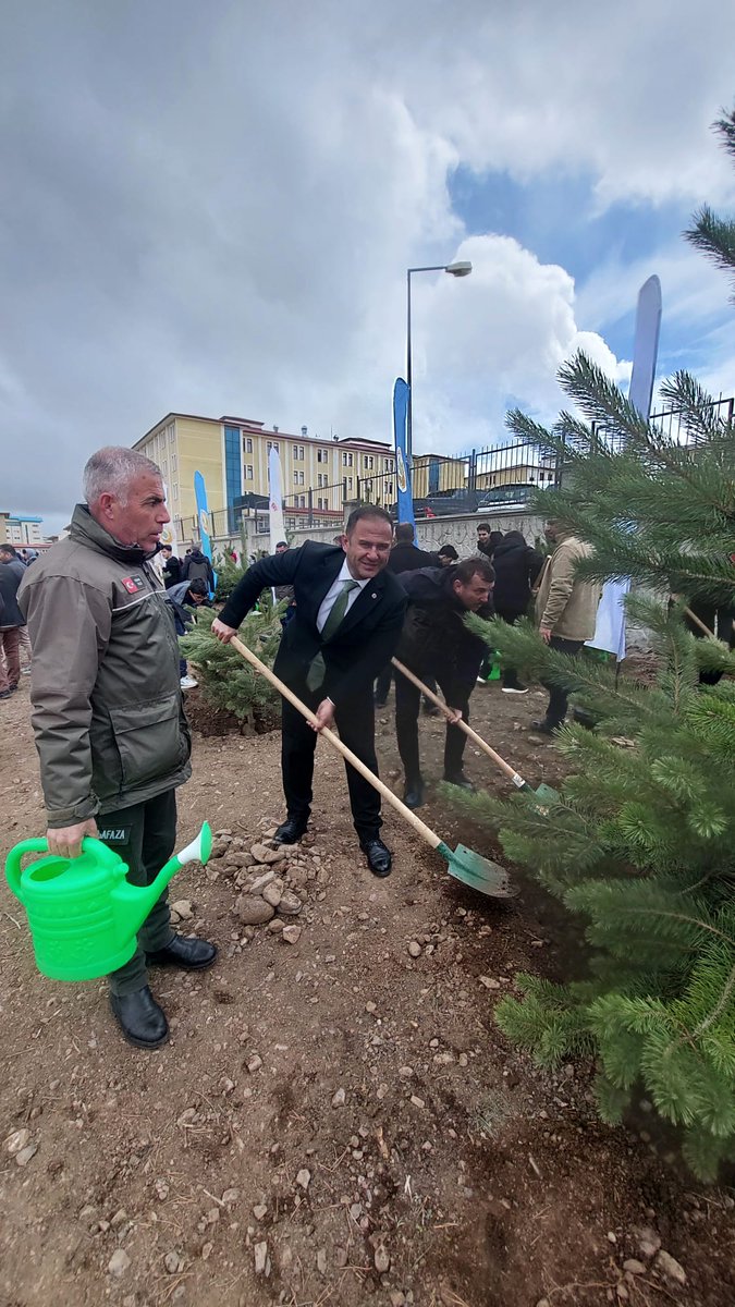 Erzurum_Mem's tweet photo. 🌱🌍 Geleceğe Nefes, Yarınlara Umut! 🌍🌱

Millî Eğitim Bakanlığımızın Genç AR-GE faaliyetleri kapsamında, Yakutiye Anadolu İmam Hatip Lisesi bahçesinde Erzurum Orman Bölge Müdürlüğü iş birliğiyle anlamlı bir ağaç dikim etkinliği gerçekleştirildi. 🌿

Doğaya duyarlı, çevre bilinci yüksek nesiller yetiştirme hedefiyle düzenlenen etkinlikte; öğrencilerimiz toprağa dokunmanın heyecanını yaşarken, geleceğe bırakacakları en değerli miraslardan biri olan fidanları sevgiyle toprakla buluşturdu. 🌳💚

Programa İl Millî Eğitim Müdür Yardımcılarımız Orhan Beyazlı ve Mücahit Korkut ile Şube Müdürümüz Hilal Demir katılım sağladı. Erzurum Orman Bölge Müdürlüğünü temsilen ise Bölge Müdür Yardımcısı Sultan Demir ve İşletme Müdürü Abdullah Şahin Kaya etkinlikte yer aldı.

Birlikte atılan her adım, dikilen her fidan; yarınlarımız için umut, doğamız için nefes oldu. 🌍✨

#ZİRVEDEEĞİTİMERZURUMDAGELECEK 

@tcmeb @Yusuf__Tekin @ekicis20
