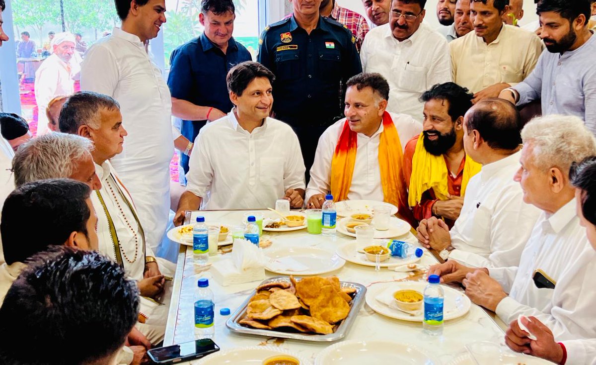 DeependerSHooda's tweet photo. बादली से लोकप्रिय विधायक भाई @MLAKuldeepVats जी के जन्मदिन के अवसर पर आयोजित 'हनुमान जी का रोट' कार्यक्रम में शामिल हुआ और उन्हें हार्दिक बधाई एवं शुभकामनाएं दीं।

बजरंगबली से प्रार्थना है कि वे आपको स्वस्थ जीवन, दीर्घायु और जन सेवा के पथ पर सदैव अग्रसर रहने की शक्ति प्रदान करें। https://t.co/CqM183f6jN