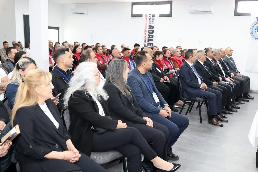 Diskgenelis9's tweet photo. Daha güçlü bir örgütlenme, daha bilinçli bir mücadele için Ören Temsilciler Eğitimimizde bir aradaydık.
 Açılış konuşmasını Eğitim Daire Başkanımız Salim Şen gerçekleştirdi. Ardından Genel Başkanımız Remzi Çalışkan mücadelemizin yol haritasına dair değerlendirmelerini paylaştı. https://t.co/mf46x9R5L5