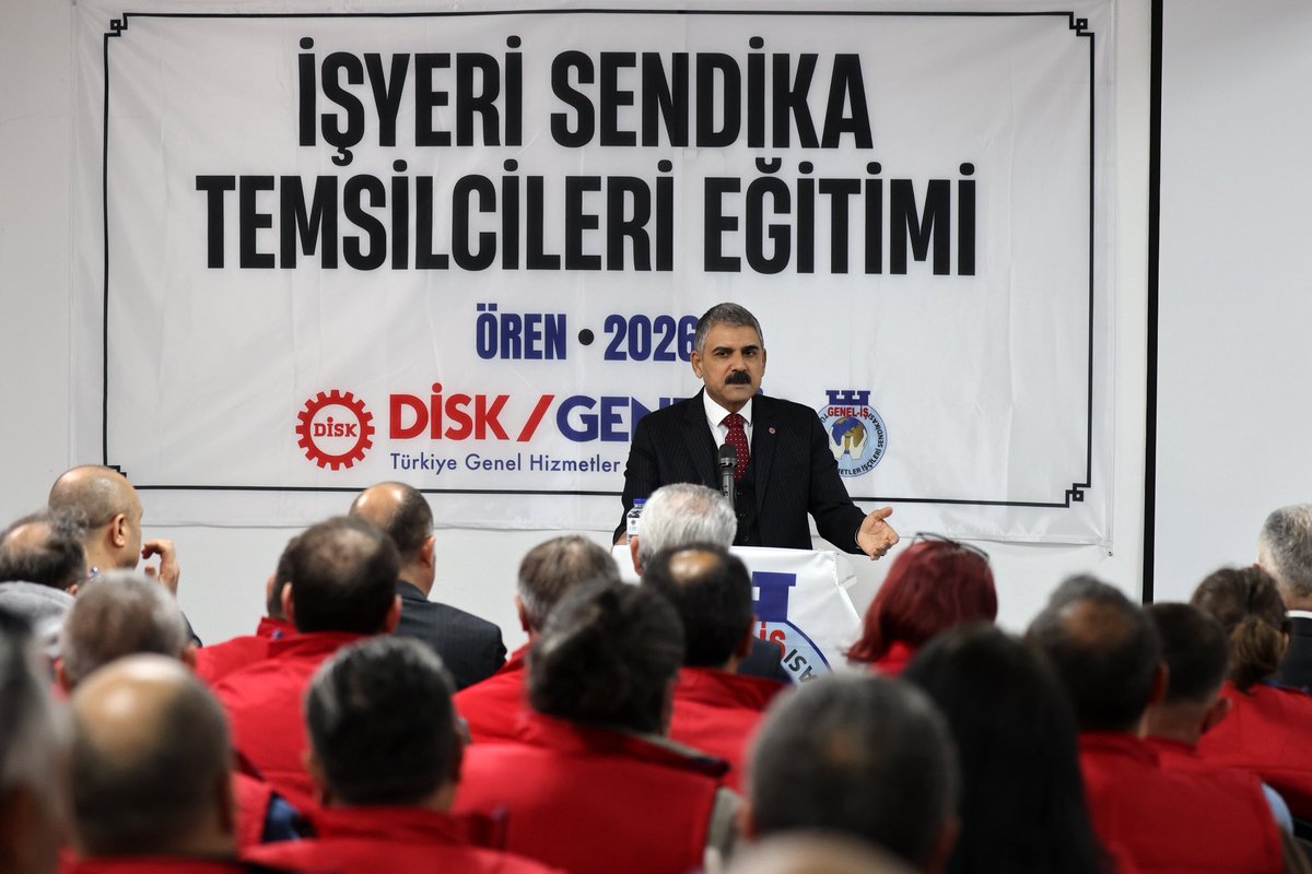 Diskgenelis9's tweet photo. Daha güçlü bir örgütlenme, daha bilinçli bir mücadele için Ören Temsilciler Eğitimimizde bir aradaydık.
 Açılış konuşmasını Eğitim Daire Başkanımız Salim Şen gerçekleştirdi. Ardından Genel Başkanımız Remzi Çalışkan mücadelemizin yol haritasına dair değerlendirmelerini paylaştı. https://t.co/mf46x9R5L5