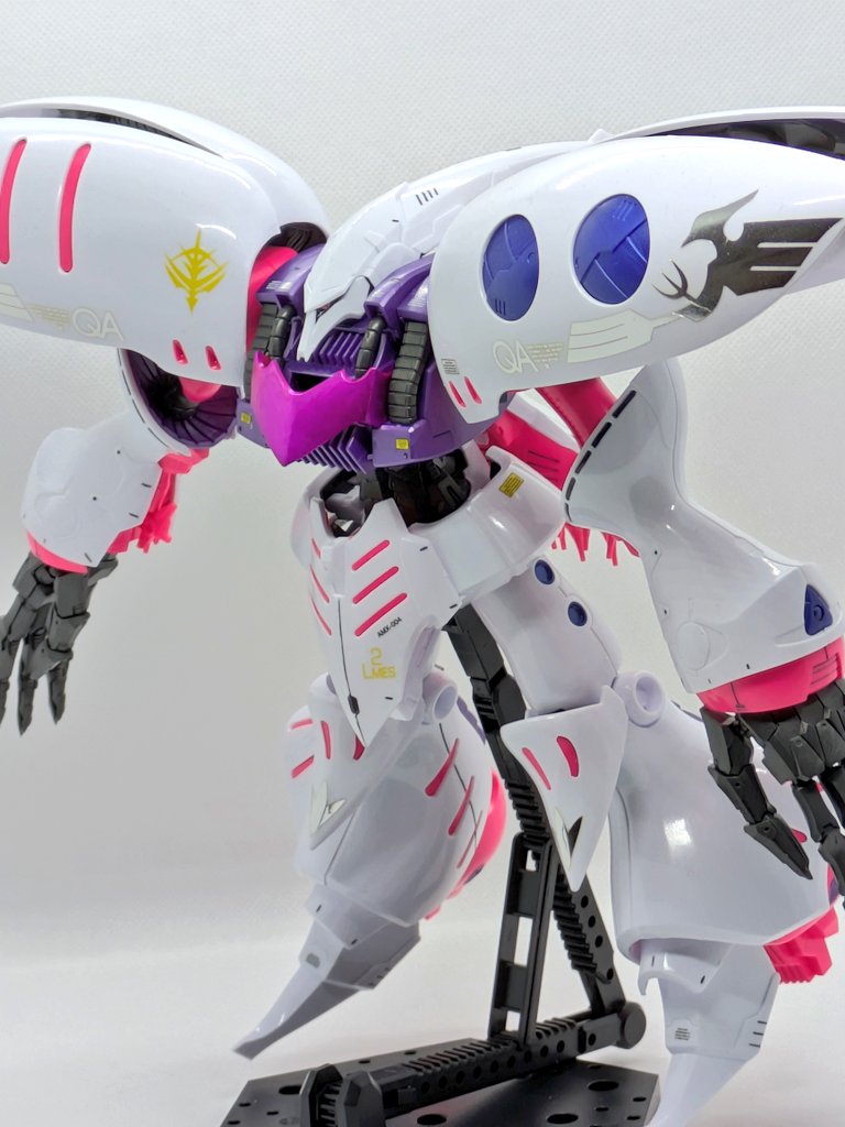 bugyou0201's tweet image. MGキュベレイアンベリール、完成です。久々のMG製作ですが、予定通りGW中に終わりました。スミ入れ、デカール貼りは本家イメージを重ねられるよう意図的にやっています。仕上げに光沢トップコートを吹きました。
しかし横幅が長くてショーケースに入らない…。
#ガンプラ
#gunpla 
#プラモデルライフ