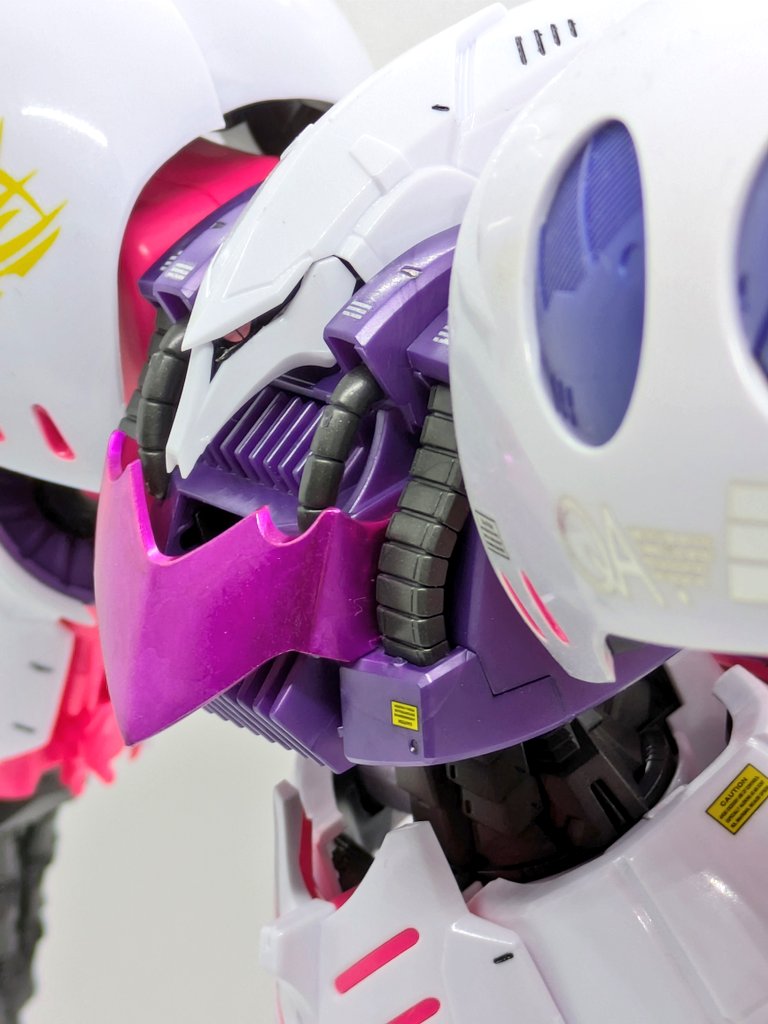 bugyou0201's tweet image. MGキュベレイアンベリール、完成です。久々のMG製作ですが、予定通りGW中に終わりました。スミ入れ、デカール貼りは本家イメージを重ねられるよう意図的にやっています。仕上げに光沢トップコートを吹きました。
しかし横幅が長くてショーケースに入らない…。
#ガンプラ
#gunpla 
#プラモデルライフ