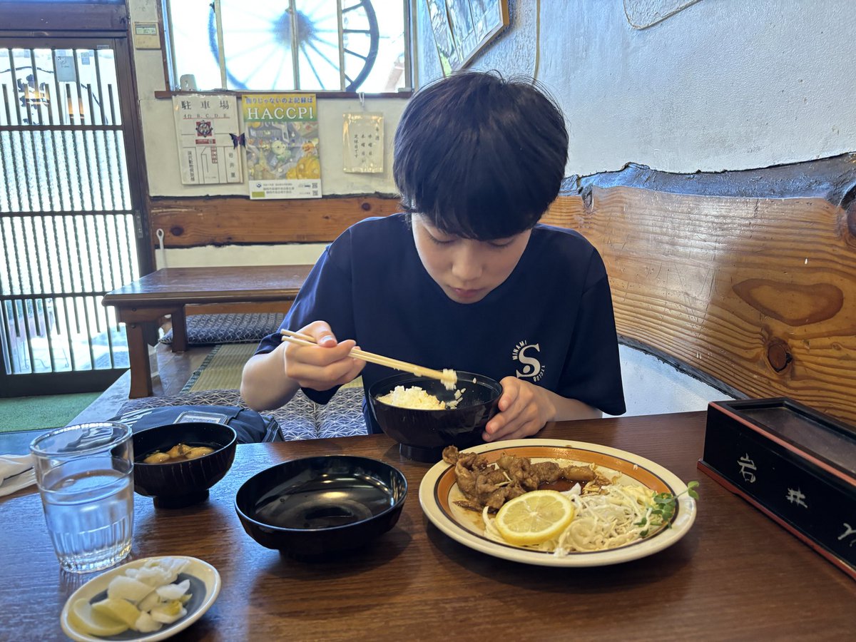 naru1116takkyu's tweet photo. 昼はアシュラSDのキャプテン瀧瑞季くんと食事会議！
夏に向けて、チームとしてどう戦っていくかをしっかり共有しました💪

この時間が、みんなの意識を高める“起爆剤”になってくれたら嬉しいです🔥
ここから一気にギア上げていきます！ https://t.co/svE3OkVIRw