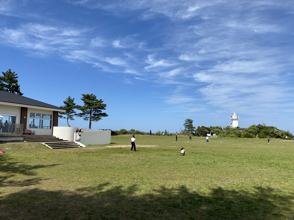 BikersFree's tweet photo. 鳥羽展望台経由で安乗崎灯台までツーリング！
安乗崎灯台は最後の1kmが車が対抗できない狭さなので注意が必要でしたが、芝生と併設のお店の☕️で◎！ https://t.co/NAO0SQjIA4