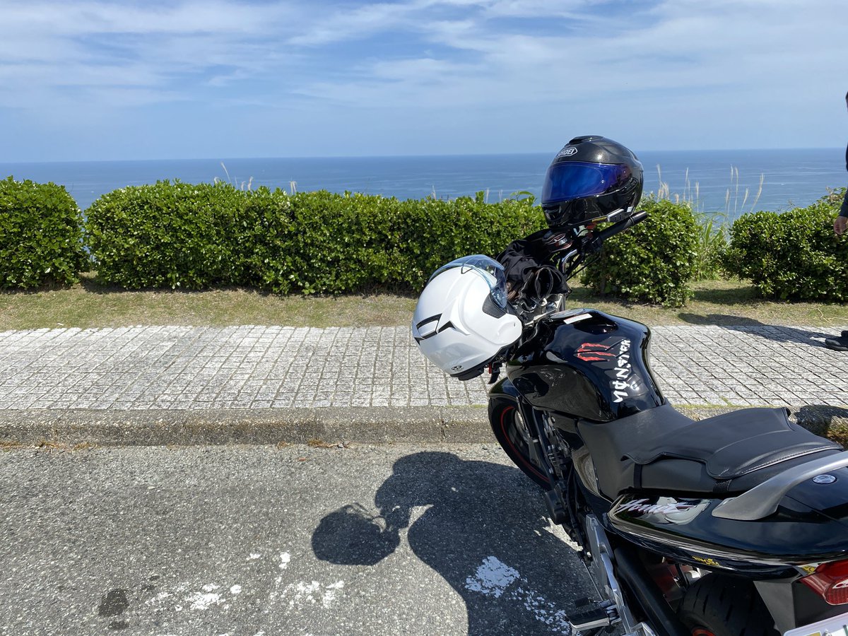 BikersFree's tweet photo. 鳥羽展望台経由で安乗崎灯台までツーリング！
安乗崎灯台は最後の1kmが車が対抗できない狭さなので注意が必要でしたが、芝生と併設のお店の☕️で◎！ https://t.co/NAO0SQjIA4