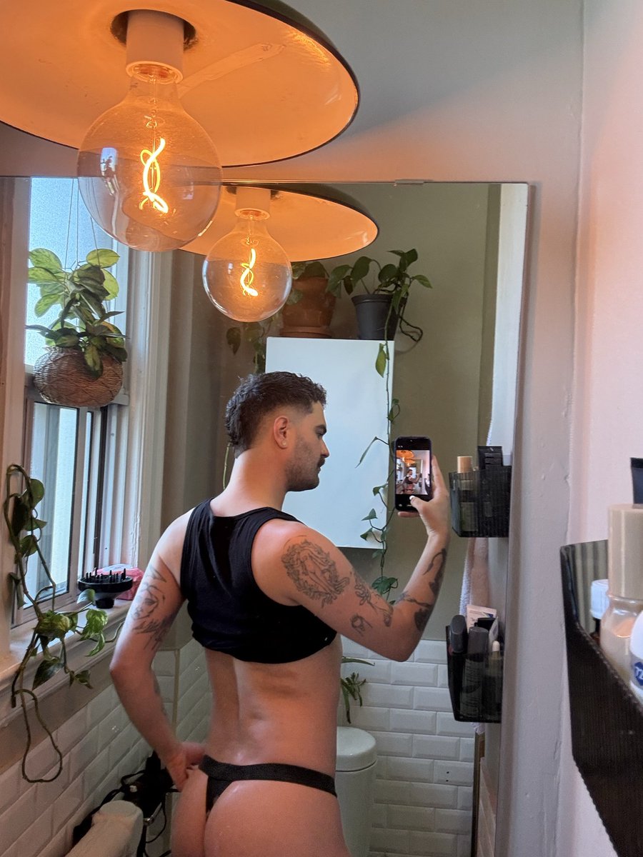 hotfslurs's tweet photo. slip it to the side 😈 https://t.co/OGShSEJynS