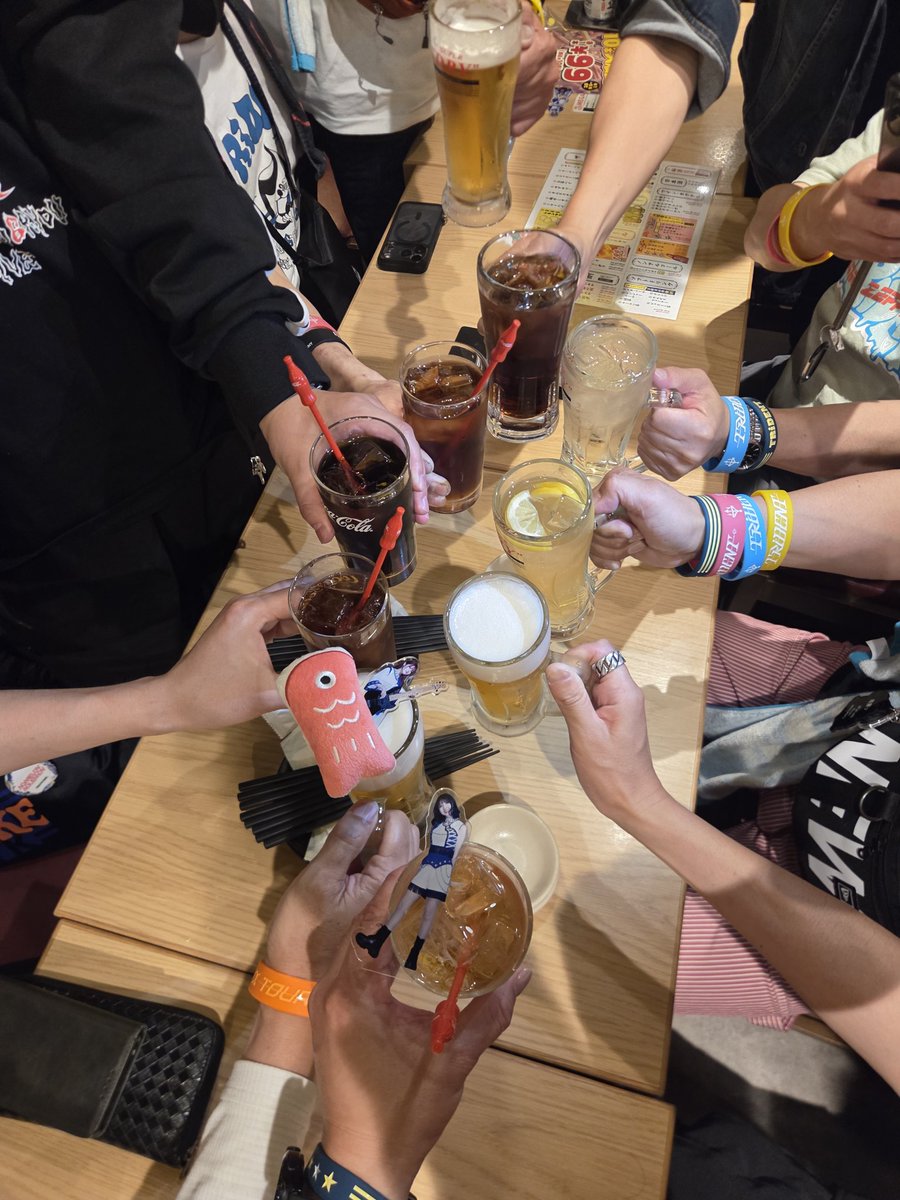 TriTriTrident's tweet photo. トライトライトライデーント🐯🔱打ち上げだ〜🍻
#TRiDENT https://t.co/TZq8r6WZKK