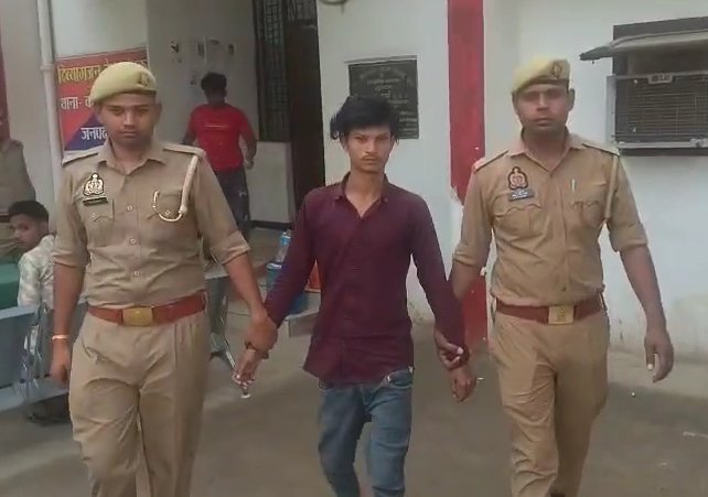NEWSNCFB's tweet image. एटा : एटा पुलिस को मिली बड़ी सफलता

➡25000 के इनामी को गिरफ्तार किया
➡थाना कोतवाली देहात निवासी है सोनू
➡पुलिस को चकमा देकर फरार था 
➡थाना कोतवाली देहात पुलिस ने पकड़ा

#Etah #Arrest #UttarPradesh @Etahpolice